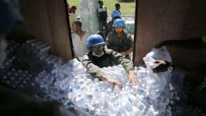 Персонал ООН распределяет воду для пострадавших на Гаити. Фото: РИА Новости