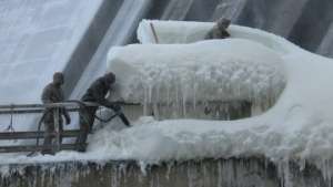 Очищение ото льда гребня стены водосброса. Фото: РИА Новости