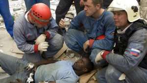 Российские спасатели извлекли человека из-под обломков разрушенного землетрясением здания на Гаити. Фото: РИА Новости