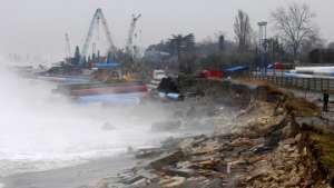 Сильный шторм затопил дворы жителей Имеретинской долины. Фото: РИА Новости