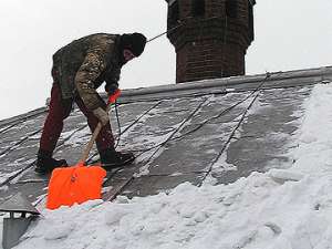 Уборка снега с крыш. Фото: http://st-ms.ru