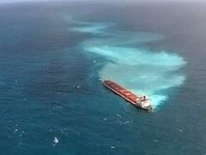 Поврежденный танкер угрожает экологии Большого Барьерного рифа. Фото: Вести.Ru