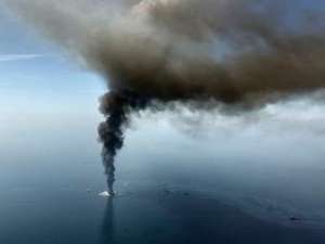 Пожар на Deepwater Horizon. Архивное фото ©AP
