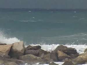 На Лазурный берег обрушились шестиметровые волны. Фото: Вести.Ru