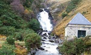 Малая ГЭС у водопада на берегу бухты Гленду. К 2020 году Шотландия планирует повысить долю возобновляемых источников в общем объеме вырабатываемой ей энергии до 50%. Фото: http://www.bellona.ru