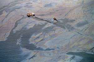 Нефтяное пятно. Фото: http://thefastertimes.com