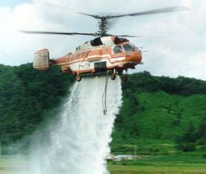 Вертолет МЧС тушит пожар. Фото: http://www.airwar.ru