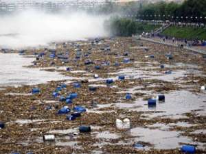 Китайские аварийные службы выловили из впадающей в Амур реки Сунгари порядка 1500 контейнеров с ядохимикатами. Фото: http://cnhubei.com
