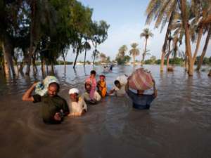 Проливные дожди, нанесшие серьезный ущерб северной части Пакистана, начали перемещаться в южные регионы. Власти эвакуировали уже более полумиллиона человек, живущих в долине реки Инд. Фото: http://reuters.com/