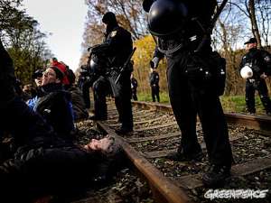 В Люненбурге 10000 активистов со всей Германии попытались остановить пришедший из Франции поезд с радиоактивными отходами. Фото: http://www.greenpeace.org