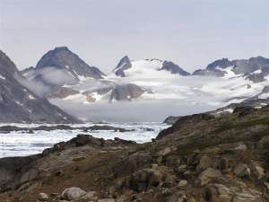 Ледники Гренландии тают. Происходит это прежде всего в прибрежной, низменной части острова. (Фото © Arne Uusjarv с сайта www.trekearth.com)