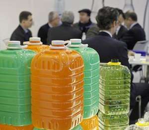 Биопластик может и должен прийти на смену привычной «нефтяной» пластмассе. К примеру, эти бутыли — биопластические. В ноябре их демонстрировали на германской выставке K2010. (Фото Messe D&amp;#252;sseldorf.)
