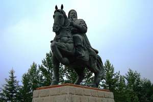 Монгольский памятник Чингисхану. Фото с сайта http://science.compulenta.ru