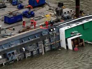 Возникла угроза взрыва затонувшего в Рейне танкера с серной кислотой. Фото ©AP