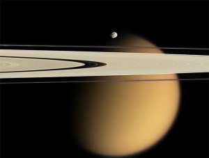 Титан на фоне колец Сатурна. Фото: http://compulenta.ru