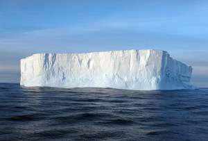 Даже самый обыкновенный айсберг способен удивить учёных. (Фото NSF.)