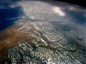 Теоретически прибрежная «солевая» электростанция, пропускающая через себя 50 кубометров речной воды в секунду, может развивать мощность в 100 мегаватт. На снимке — устье Амазонки (фото NASA).