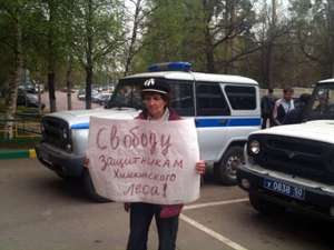 С задержанными во время акции в Химках активистами продолжают жестоко и грубо обращаться в отделении полиции, отказываются предоставить медицинскую помощь. Фото: http://ecmo.ru