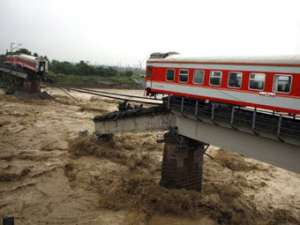 Обрушившийся из-за наводнения железнодорожный мост в Китае. Фото ©AFP