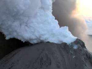 Выбросы пепла и газа из вулкана Карымского опасны для авиации. Фото: Вести.Ru