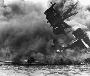 7 декабря 1941 года, нападение Японии на американскую базу в Пёрл-Харбор. Тонет танкер «Аризона». Говорят, его толстые стенки не проржавели до сих пор. (Фото Bettmann / Corbis.)
