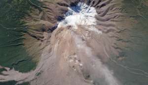 На Камчатке вулкан Шивелуч выбросил пепел на высоту 7,8 км. Фото: © Flickr.com/NASA Goddard Photo and Video/cc-by