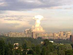 На севере Санкт-Петербурга в минувший четверг жители сфотографировали огромное облако пара необычной формы, похожее по очертаниям на &quot;гриб&quot;, который возникает после ядерного взрыва. Фото: http://www.fontanka.ru