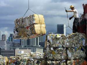 Погрузка бумажного мусора в порту Гонконга. Фото ©AFP