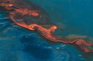Разлив нефтепродуктов. Фото: http://news.ru.msn.com