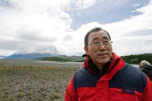 Генеральный секретарь Пан Ги Мун осматривает тающие в результате изменения климата ледники Антарктики.. Фото: https://www.un.org