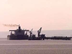 С танкера, севшего на мель у острова Итуруп, откачают всю нефть. Фото: Вести.Ru