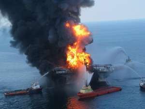 Пожарные суда тушат горящую буровую вышку Deepwater Horizon. Фото: http://www.oceanology.ru