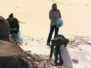 Добровольцы очистили от мусора берег Байкала. Фото: Вести.Ru
