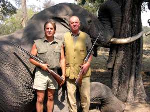 Испанский король Хуан Карлос I принес свои извинения за участие в охоте на слонов в Ботсване, за что он попал под шквал критики общественности и защитников дикой природы. Фото: http://www.rannsafaris.com/