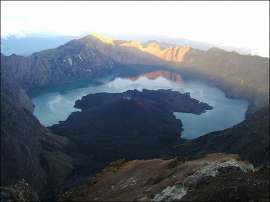 Кальдера вулкана Ринджани на индонезийском острове Ломбок, одного из кандидатов на суперизвержение XIII века (фото Wikipedia).