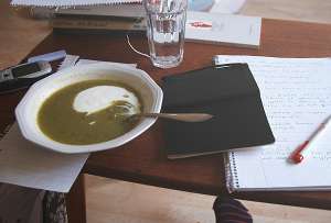 Суп из брокколи со сметаной и вода — вот и весь ланч, сэр! (Фото Anders.)