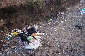 Вот такие кучи из бытовых отходов оставляют после себя туристы. Фото: Дейта.Ru