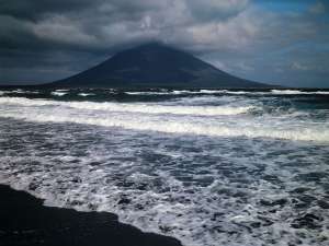На курильском острове Итуруп произошло извержение вулкана. Фото: http://www.russianlook.com/