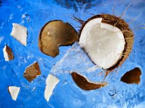 Кокосовая вода долгое время была популярным напитком в тропических странах. (Фото the food passionates / Corbis.)