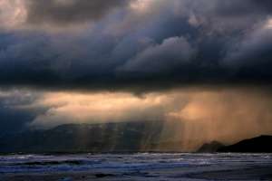 Дождь над океаном. Фото: http://canfilmesbrasil.com