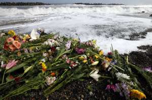 Цветы на побережье в префектуре Фукусима в память о погибших в результате землетрясения и цунами. Фото: http://www.forbes.ru