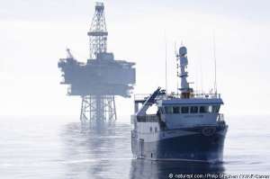 Нефтяная платформа и рыболовное судно в Северном море. Фото: WWF