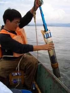 Ученый Энлоу Чанг принимает керн со дна озера Эрхай в Китае. Фото: Университет Саутгемптона