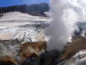 На Камчатке лава с извергающегося вулкана Плоский Толбачик уничтожила постройки, находящиеся примерно в 10 км от него. Фото: http://www.youtube.com