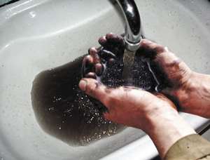 Вода с нефтью из крана. Фото: http://gazeta.aif.ru