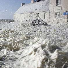 Высота слоя пены, затопившей город в австралийском штате Квинсленд, достигает трех метров. Фото: AFP