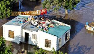В Мозамбике жертвами наводнения стали 38 человек. Фото EPA с сайта &quot;Голос России&quot;