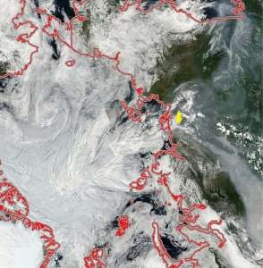 Мозаика снимков MODIS спутника Aqua от 29 июля 2012 года. Видны мощные шлейфы дыма от катастрофических пожаров в Центральной Сибири и Якутии, также уходящие в Арктику в сторону полярных льдов.