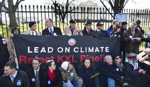 Демонстранты в Вашингтоне протестуют против строительства нефтепровода. Фото EPA с сайта &quot;Голос России&quot;