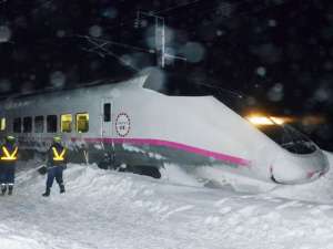 Из-за заснеженности железнодорожного полотна скоростной поезд &quot;Синкансэн&quot; в субботу вечером сошел с рельсов в префектуре Акита. Фото: Reuters